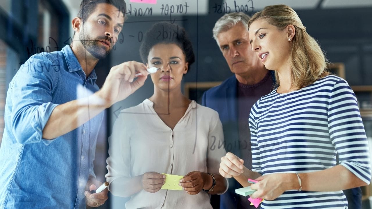 Peran Strategis Seorang Digital Marketing Strategist: Memandu Bisnis Menuju Kesuksesan di Era Digital